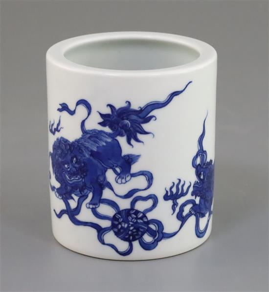 A Chinese blue and white Buddhist lion brushpot, H. 9.3cm